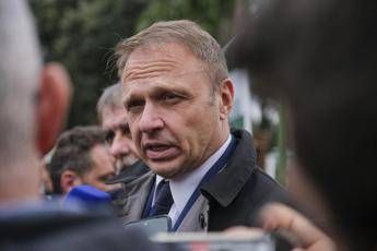 Roma, scorta ministro Lollobrigida sventa borseggio in centro