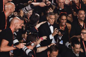 Venezia 81, George Clooney si improvvisa fotografo sul red carpet – Video