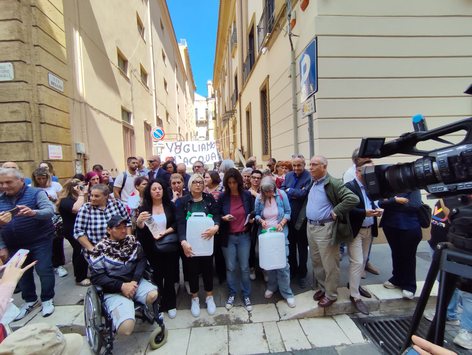Caltanissetta. Taniche vuote e gole assetate: continua la protesta “Vogliamo l’acqua”