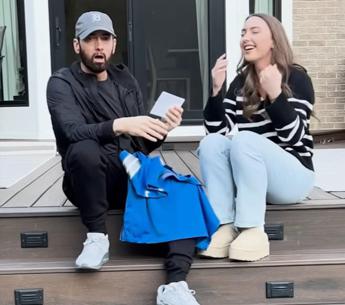 Eminem diventa nonno, l’annuncio con la canzone – Video