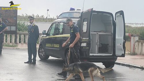 Nel Nisseno arrestato dalla Guardia di Finanza 23enne pusher: sequestrata cocaina e arma giocattolo modificata