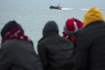Migranti, ancora sbarchi a Lampedusa:  387 in hotspot