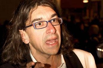 Sanremo, il ‘disturbatore’ Paolini irrompe al Tg1: “Conti bisex”. E lui risponde…