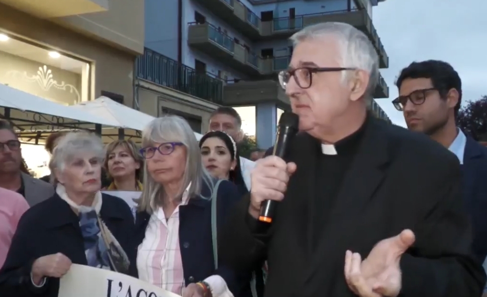 Sit-in a Caltanissetta per l’acqua, il vicario della Curia Mons. Castelli ai politici: “A volte è meglio tacere che dire una parola falsa”