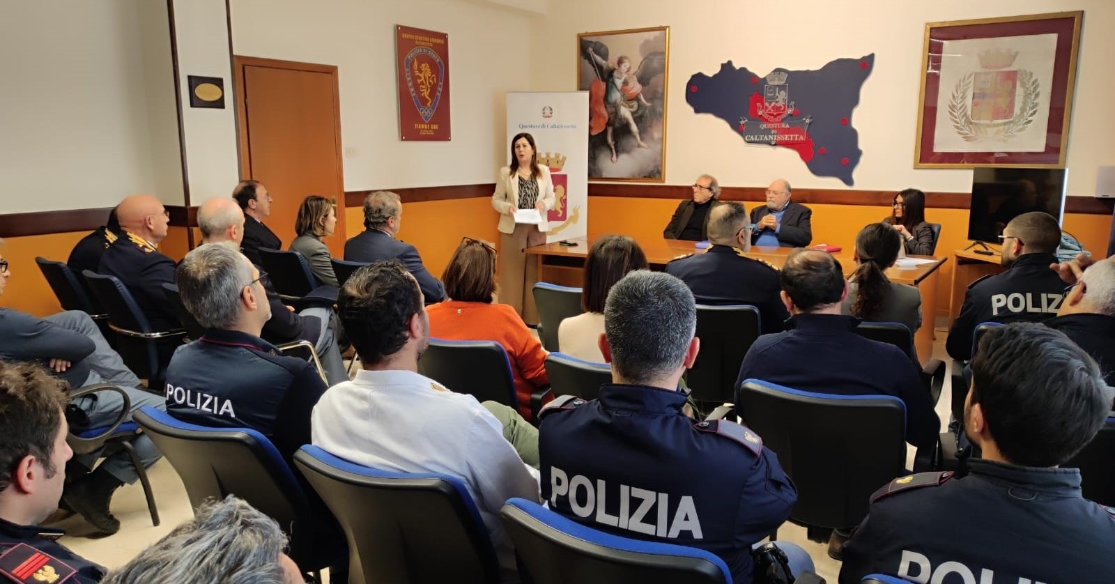 Caltanissetta. In Questura incontro sulla Laurea per Mediatori Linguistici: illustrata ai poliziotti la proposta formativa