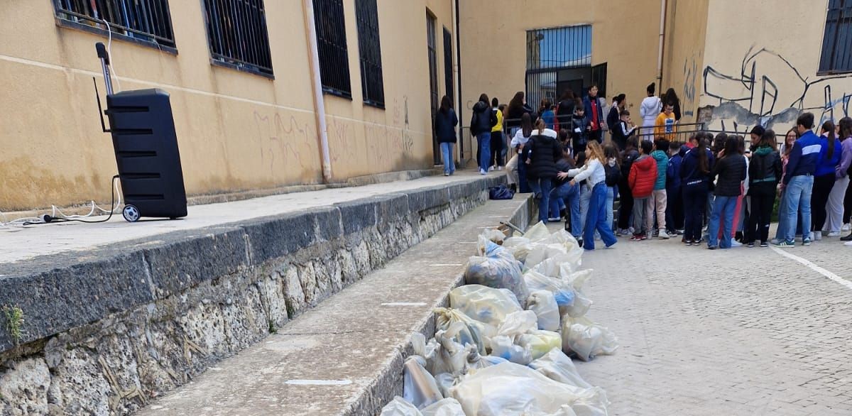Sommatino. All’Istituto comprensivo “Di Maria” studenti in prima fila per la pulizia del piazzale interno alla scuola e vie adiacenti