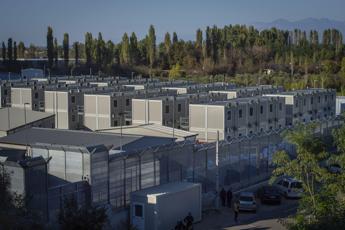 Migranti, giudici sospendono convalida trattenimenti in Albania: atti a Ue