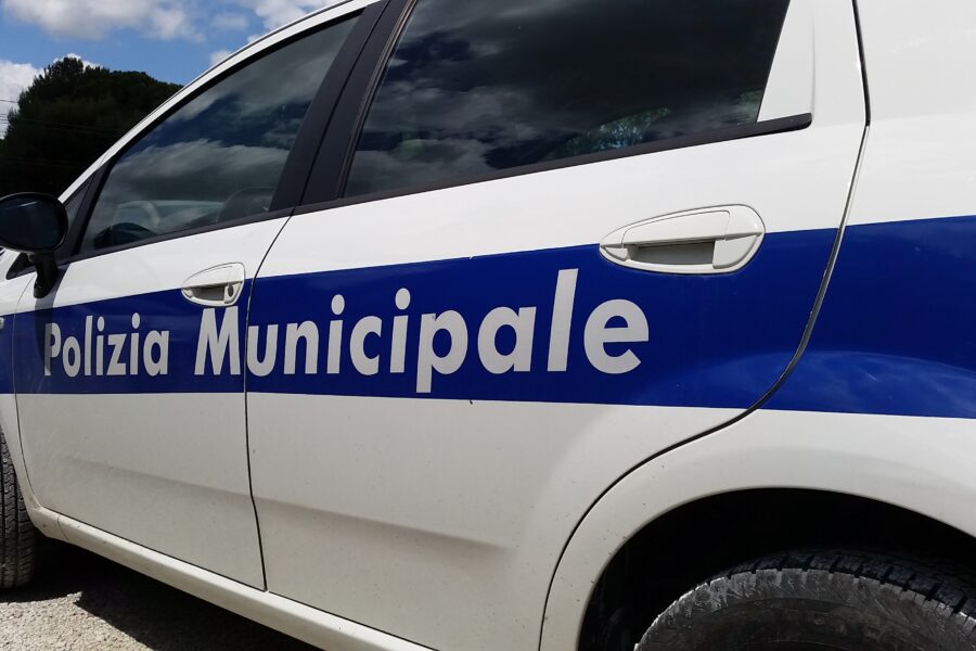 Abbandona rifiuti in strada a Siracusa, scattano multa e sospensione della patente