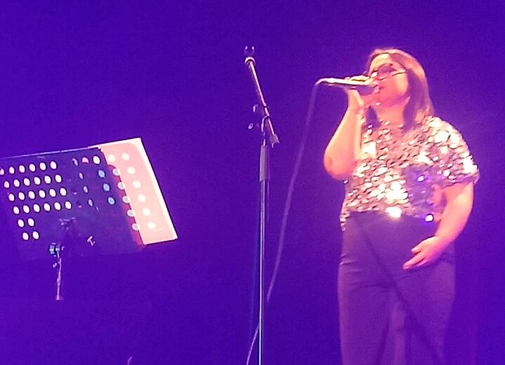 Caltanissetta. La 15enne Ilary Alaimo conquista il pubblico all’evento “Sicilia Voci e Culture” in Belgio