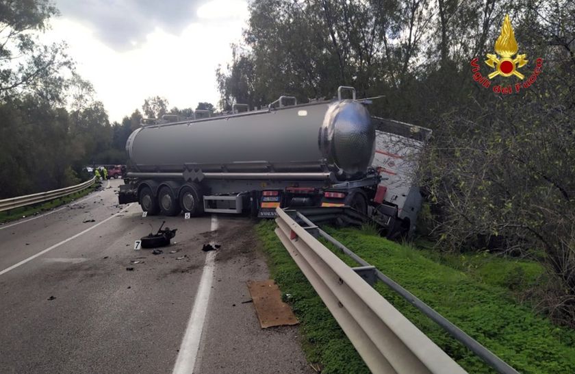 Scontro fra auto e mezzo pesante, 2 morti sulla SS121