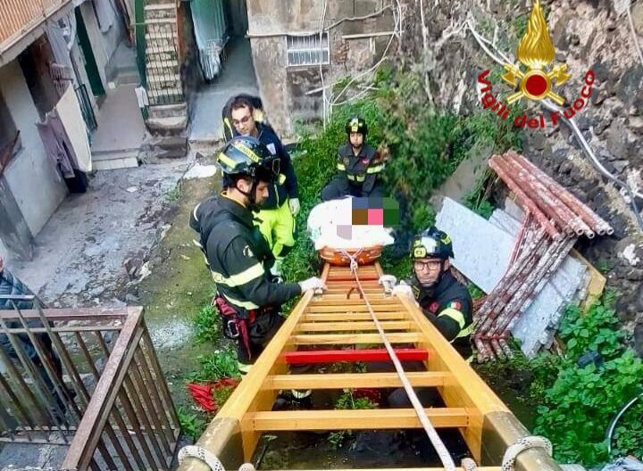 Intervento dei Vigili del Fuoco per consentire ricovero in Ospedale ad una donna di 150 kg