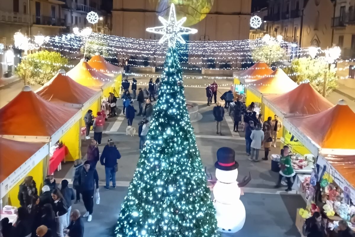Vallelunga. L’8 dicembre accensione dell’albero di Natale e delle luminarie in piazza Umberto I