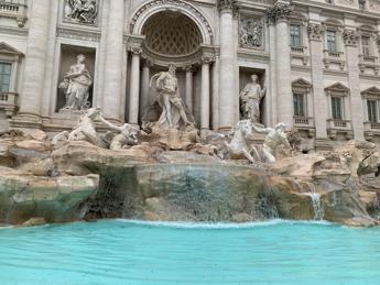 Fontana di Trevi, torna l’acqua. Gualtieri: “400 persone alla volta”