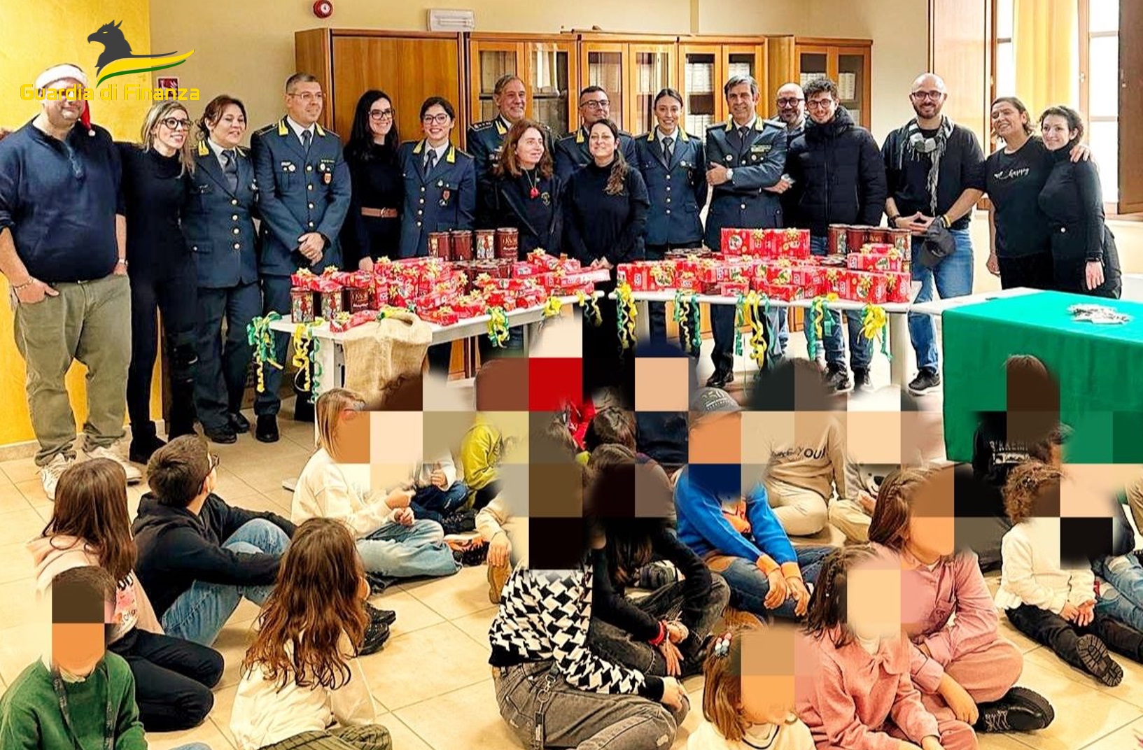 Guardia di Finanza Caltanissetta, sorrisi e felicità alla festa di Natale per le piccole fiamme gialle nissene
