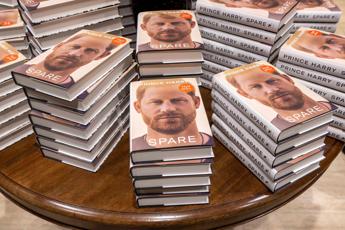 Harry sfrattato dalle librerie, tutti si disfano della biografia ‘Spare’