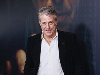 “Ho sposato una svedese gigante e spaventosa”. Le confessioni di Hugh Grant