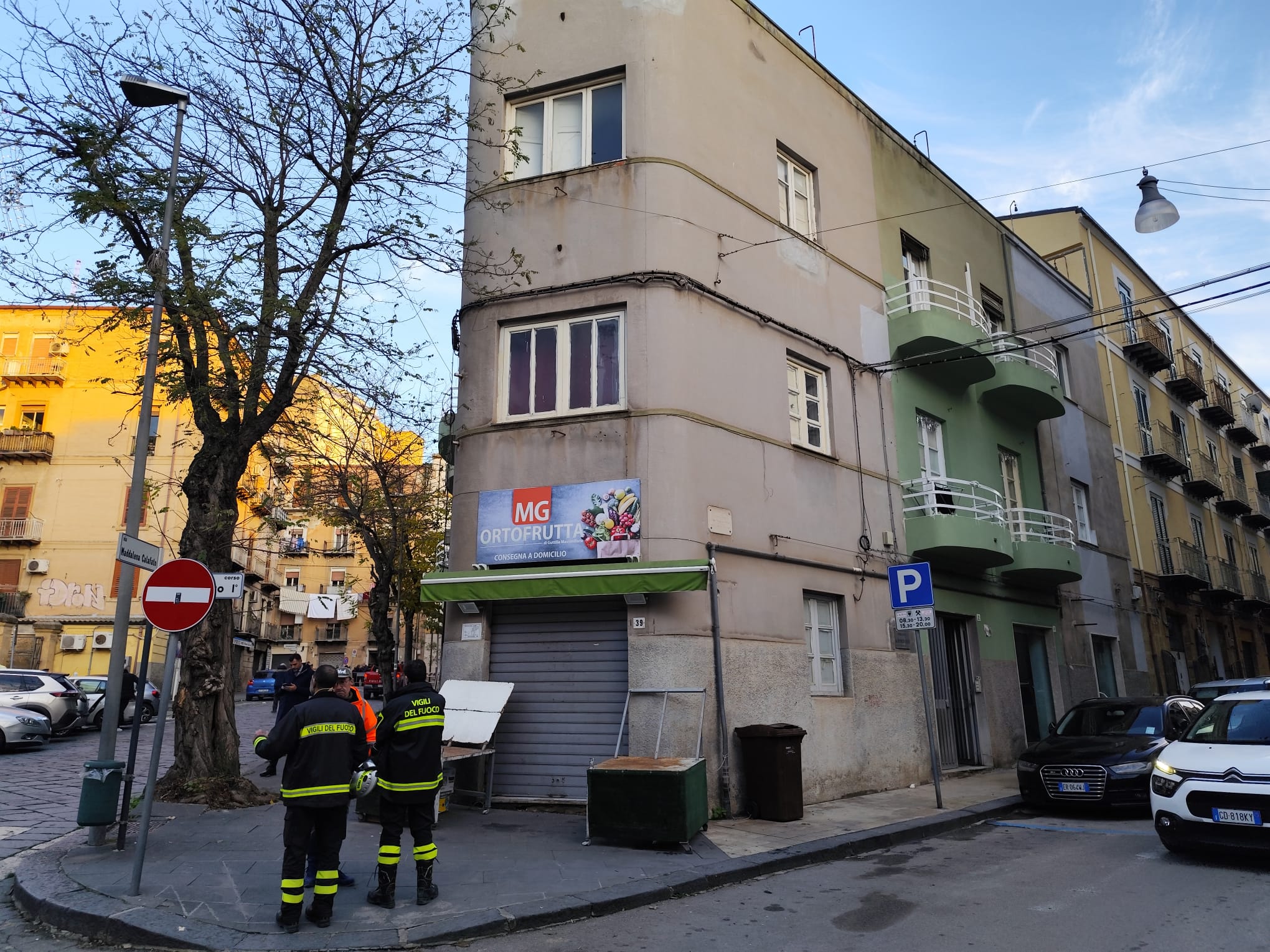 Caltanissetta, nuove lesioni in corso Umberto: sopralluoghi in corso. Gli evacuati di ieri prendono i loro effetti personali accompagnati dai Vigili del Fuoco