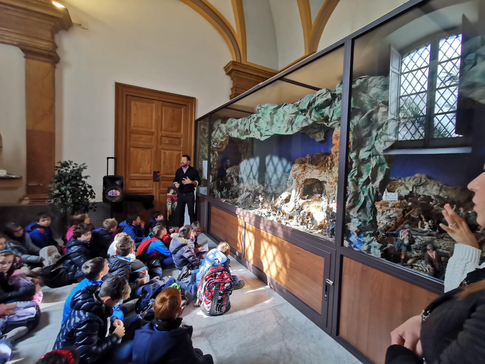I bambini della primaria dell’Istituto Oasi Cristo Re                      in visita al presepe del ‘700 al Testasecca di Caltanissetta