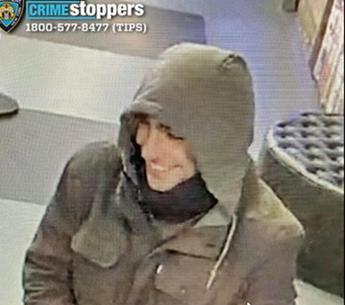 Omicidio Brian Thompson, polizia di New York pubblica foto presunto killer a volto scoperto