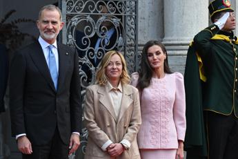 Reali di Spagna in Italia, accolti da Mattarella e Meloni. Felipe: “Visita speciale”