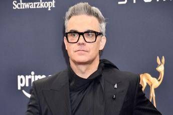 Robbie Williams, annuncio choc: “Sto perdendo la vista a causa di una cura dimagrante”