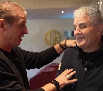 Roma, il tifoso che ha perso la memoria in visita a Trigoria: “Chi è Totti?”