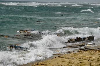 Strage Cutro, condannati tre presunti scafisti: nel naufragio morirono 94 persone