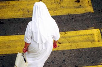 Suora manolesta: ruba bancomat alla madre superiora e preleva mille euro