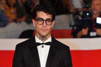 Tony Effe e la ‘cacciata’ dal capodanno di Roma, un putiferio che è solo ‘sesso e samba’