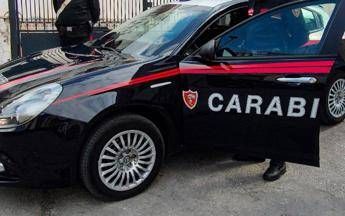 Girava in auto con un coltello e una falce, carabinieri denunciano 24enne nel Catanese
