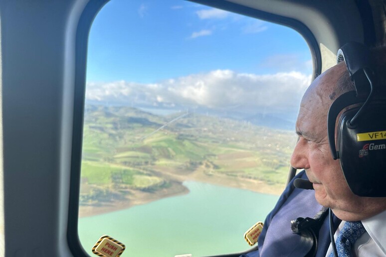 Emergenza idrica. Schifani sorvola in elicottero gli invasi: «Cresce il livello dell’Ancipa, la nostra strategia ha avuto successo»