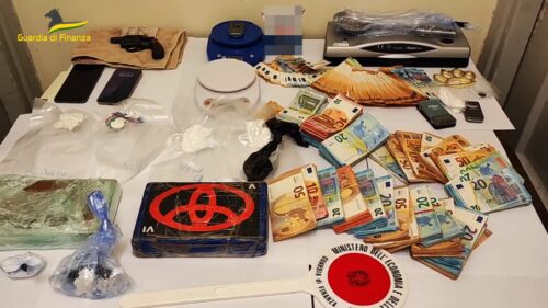 Caltanissetta. Operazione antidroga della Guardia di Finanza: a Gela 3 arresti, sequestrati 2,5 kg di cocaina e un Revolver calibro 38