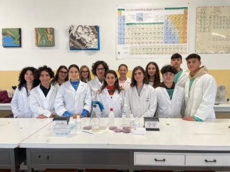 Caltanissetta. Al Liceo scientifico “Volta” percorso di microbiologia ambientale per gli allievi del progetto “Potenziamento di Scienze”