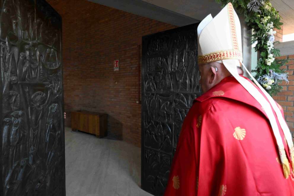Per il Giubileo Papa Francesco apre la seconda Porta Santa nel carcere di Rebibbia