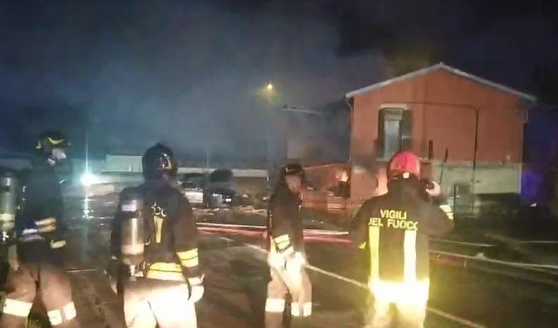 Esplosione per una fuga di gas a Catania, 14 feriti. Si scava tra macerie