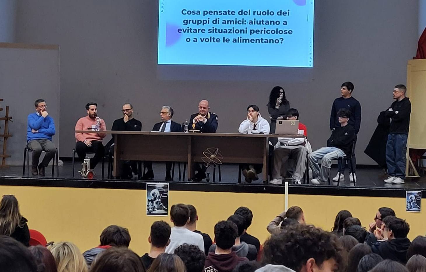 Caltanissetta. La Polizia ha incontrato gli studenti del Liceo Scientifico “Volta” su violenza e uso di droghe nelle discoteche