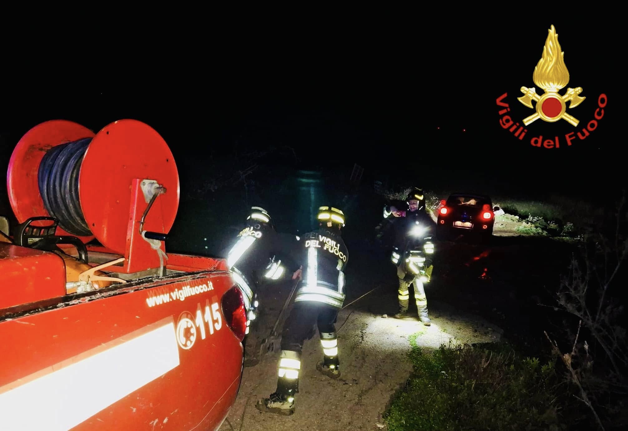 Famiglia in auto bloccata da una frana, soccorsa dai Vigili del Fuoco nel Palermitano