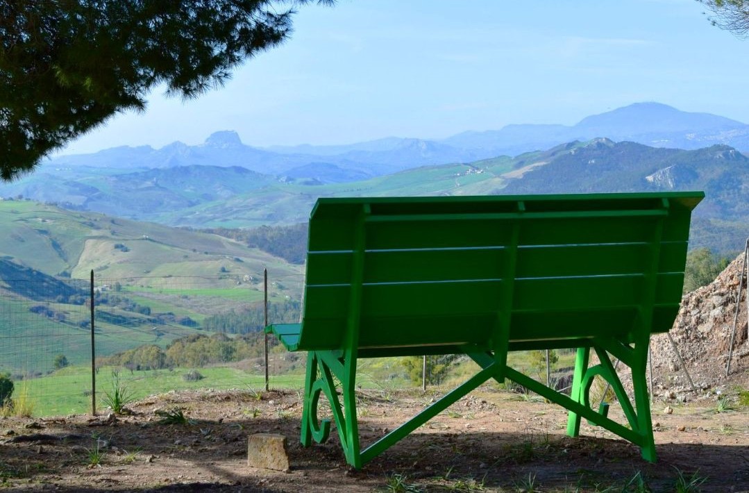 San Cataldo. La Città entra nel circuito della Big Bench Community con la panca 399 collocata a Gabara