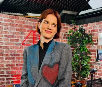 Chiara Galiazzo canta ‘Valore’, il brano escluso da Sanremo 2025 e dice: “Orrore per chi giudica solo l’aspetto”