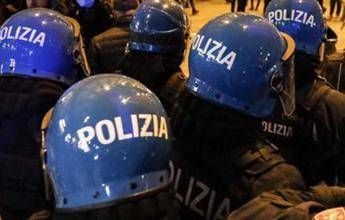 Corteo pro Palestina a Torino, scontri sulla strada dell’aeroporto tra manifestanti e forze ordine