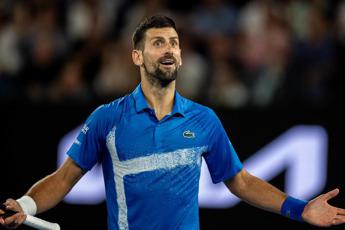 Djokovic non si allena: semifinale a rischio? E i media lo attaccano