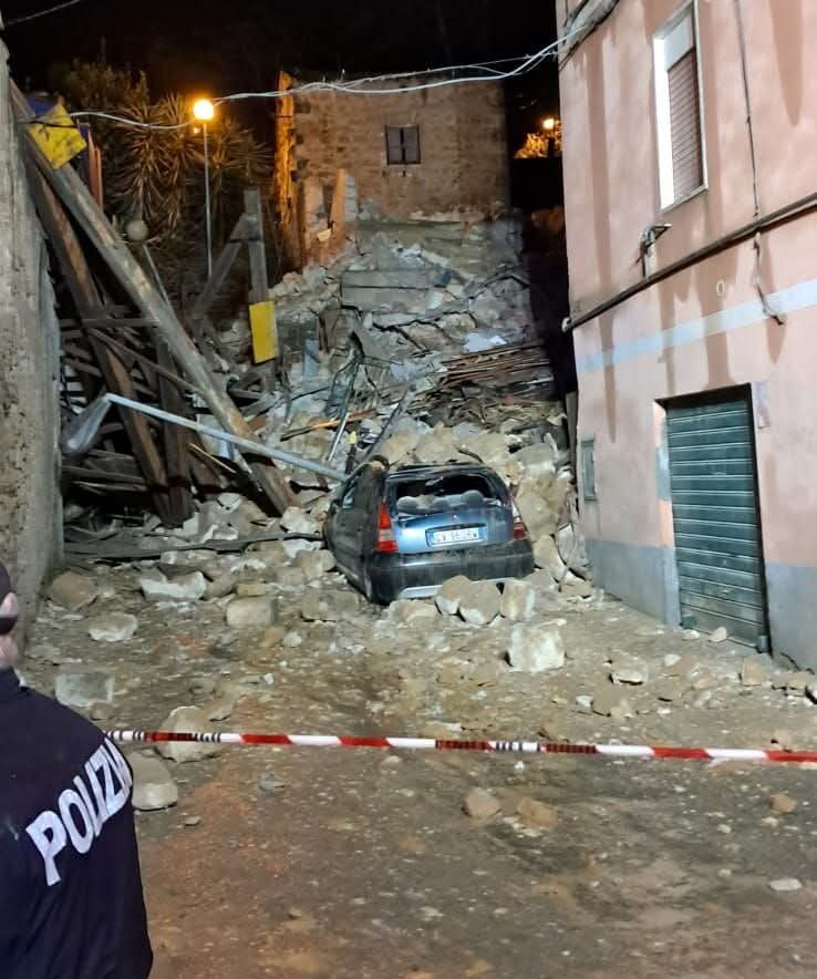 Maltempo a Caltanissetta, crolla palazzo in via Niscemi: al momento pare non ci siano feriti