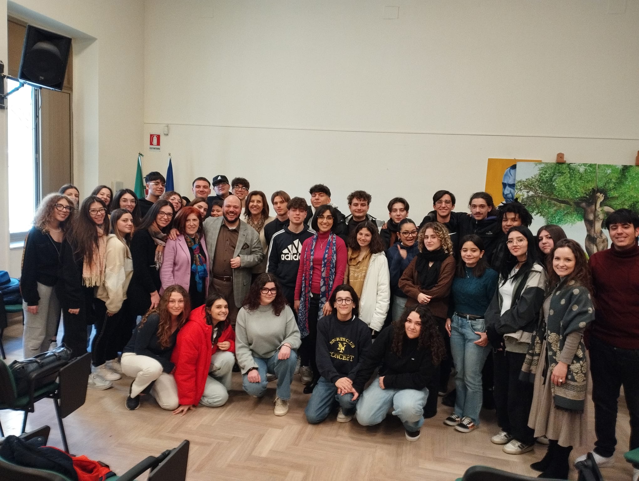 Caltanissetta, forti emozioni al liceo musicale “Manzoni-Juvara”: gli studenti incontrano il baritono Marco Filippo Romano