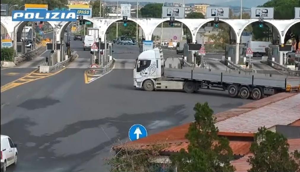 Guida camion con patente ritirata e inverte senso di marcia sull’autostrada A18 Messina-Catania per fuggire, fermato 64enne