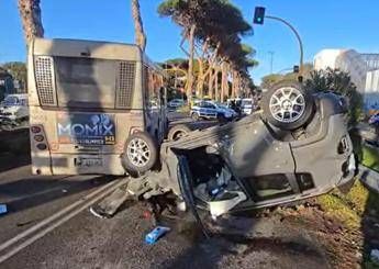 Incidente Ostia, scontro tra 2 auto e un bus: 2 feriti