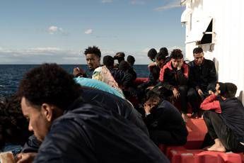 Migranti, 91 soccorsi da Ocean Viking: rianimata bimba di 7 anni