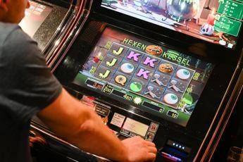 Milano ‘d’azzardo’, città maglia nera con 65mila giocatori dipendenti: l’allarme