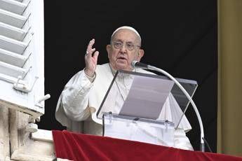 Papa Francesco, gesti a sorpresa e linguaggio colloquiale: quando Bergoglio ha spiazzato