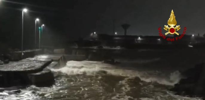 Maltempo a Catania, violente mareggiate provocano il crollo di una piccola area del molo di San Giovanni Li Cuti