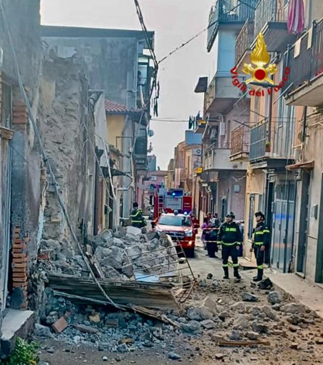 Crolla vecchia abitazione nel Catanese, l’intervento dei Vigili del Fuoco